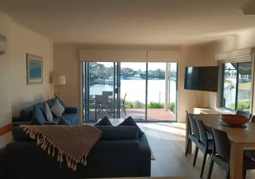 big_big_captains_cove_resort_-_waterfront_apartment_in_paynesville_with_living_room